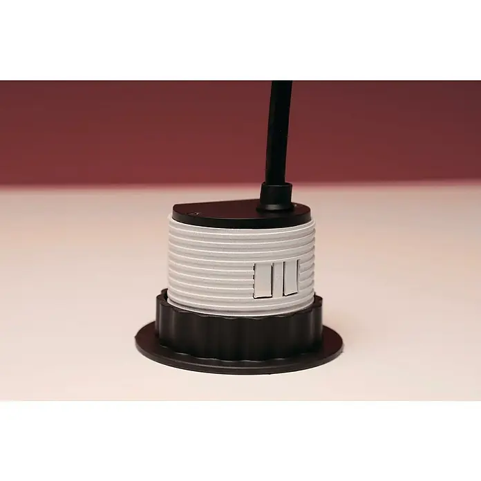 UniTEC Steckdosensäule - Versenkbar, 3-fach, 2 USB-Anschlüsse, Silber/Schwarz - Detailaufnahme