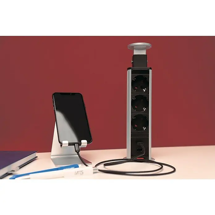 UniTEC Steckdosensäule - Versenkbar, 3-fach, 2 USB-Anschlüsse, Silber/Schwarz - Anwendungsbeispiel