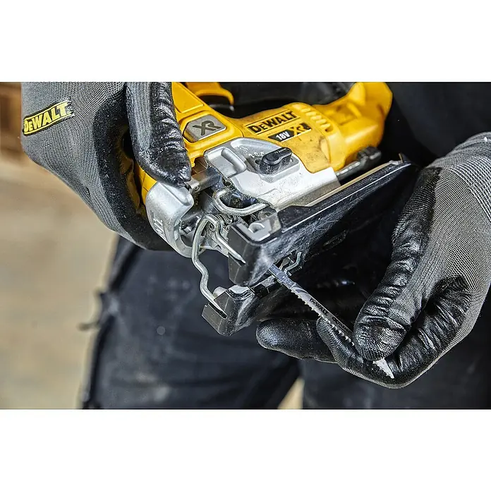 Dewalt XR Akku-Pendelhubstichsäge DCS334NT - 18 V, Ohne Akku, 0 - 3.200 U/min - Anwendungsbeispiel