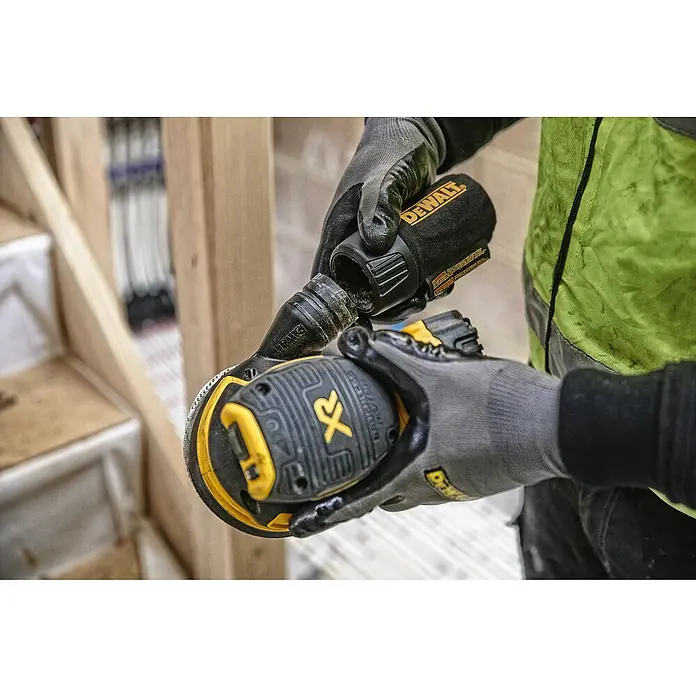 Dewalt XR Akku-Exzenterschleifer DCW210NT - 18 V, Ohne Akku, Durchmesser Schleifteller: 125 mm - Anwendungsbeispiel