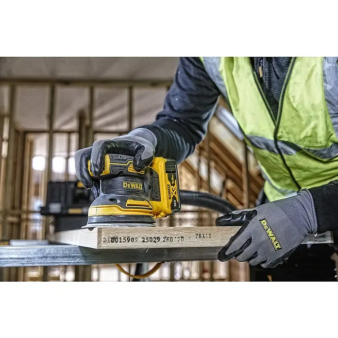 Dewalt XR Akku-Exzenterschleifer DCW210NT - 18 V, Ohne Akku, Durchmesser Schleifteller: 125 mm - Anwendungsbeispiel