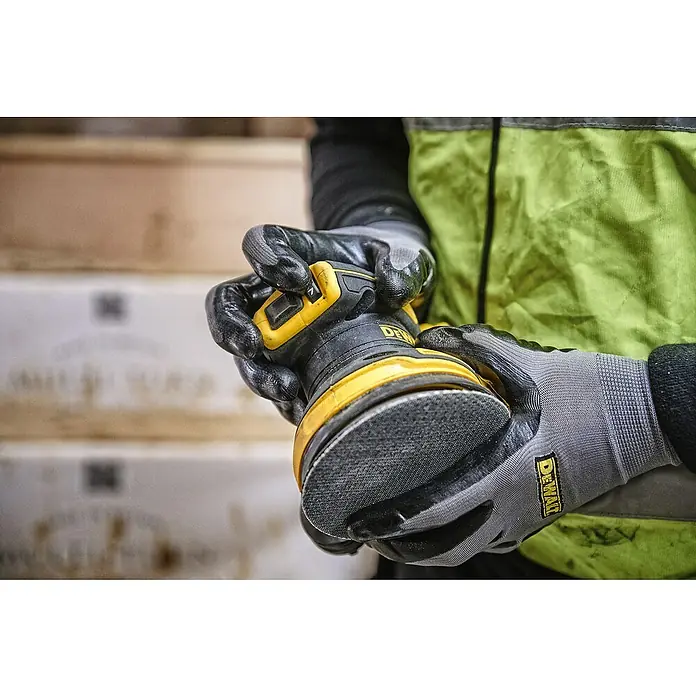 Dewalt XR Akku-Exzenterschleifer DCW210NT - 18 V, Ohne Akku, Durchmesser Schleifteller: 125 mm - Anwendungsbeispiel