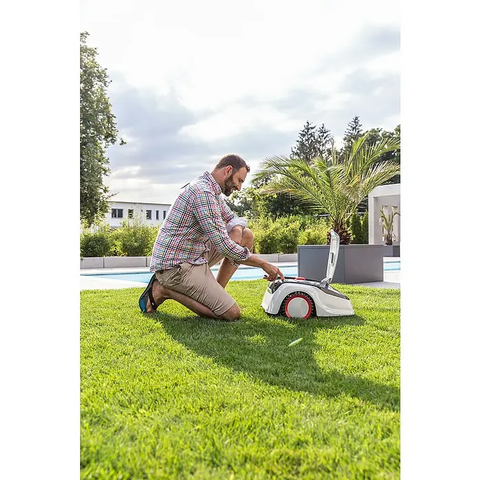 Bosch Robotska kosilica ROBOLINHO 300 E - 20 V, Litij-ionska, 2,5 Ah, 1 baterija, Maksimalna preporučena površina: 300 m² - Proizvod u upotrebi