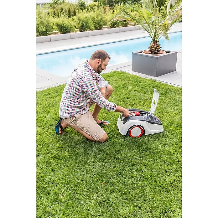 Bosch Robotska kosilica ROBOLINHO 300 E - 20 V, Litij-ionska, 2,5 Ah, 1 baterija, Maksimalna preporučena površina: 300 m² - Proizvod u upotrebi