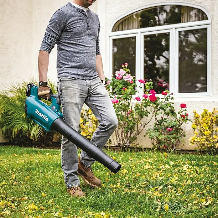 Makita Akku-Gebläse DUB184Z - 18 V, Ohne Akku - Anwendungsbeispiel
