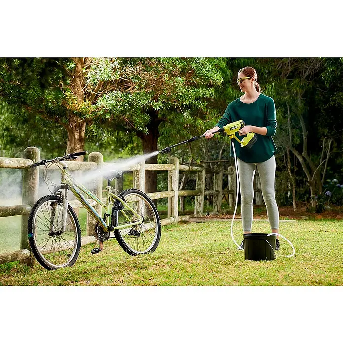 Ryobi ONE+ Hidrolimpiadora de alta presión de batería RY18PW22A-125 - 18 V, 1 batería, 2,5 Ah, Presión máx.: 22 bar, Capacidad de bombeo: Máx. 182 l/h - Producto en uso