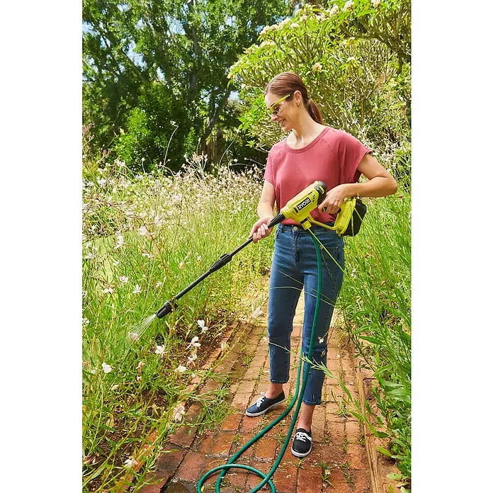Ryobi ONE+ Akku-Hochdruckreiniger RY18PW22A-125 - 18 V, 1 Akku, 2,5 Ah, Max. Druck: 22 bar, Fördermenge: Max. 182 l/h - Anwendungsbeispiel