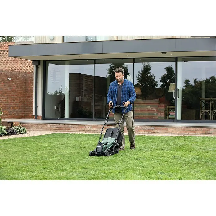 Bosch Akumulatorska kosilnica [SI] EasyRotak 36-550 - 36 VA, 1 baterija, 4 Ah, Širina reza: 37 cm - Primer uporabe
