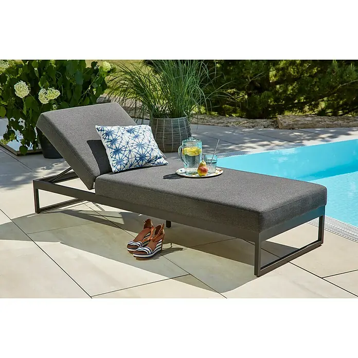 Sunfun Sonnenliege Aria - 200 x 75 x 42 cm, Anthrazit, Rückenlehne verstellbar - Stimmungsaufnahme