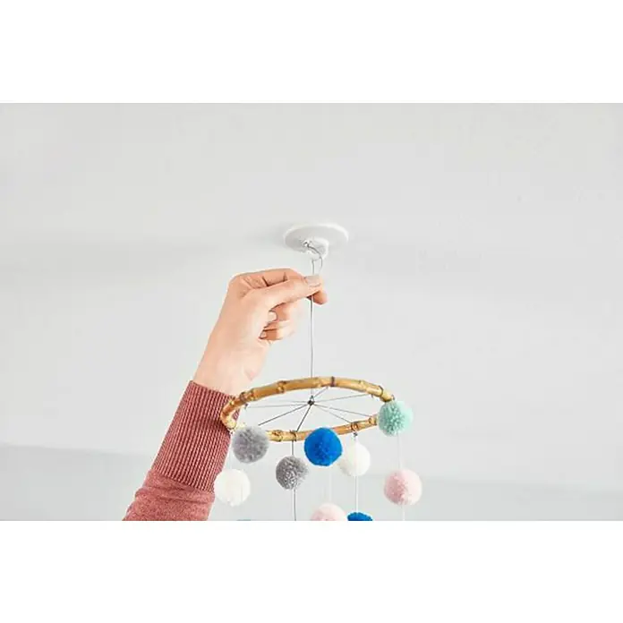 Tesa Gancho autoadhesivo de techo - Apto para: Papel pintado, Carga soportada: 0,5 kg, Blanco, 2 uds. - Producto en uso
