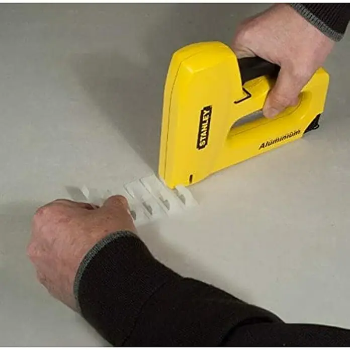 Stanley Grapadora de cables STHT6-70989 - Abrazadera de cables - Producto en uso