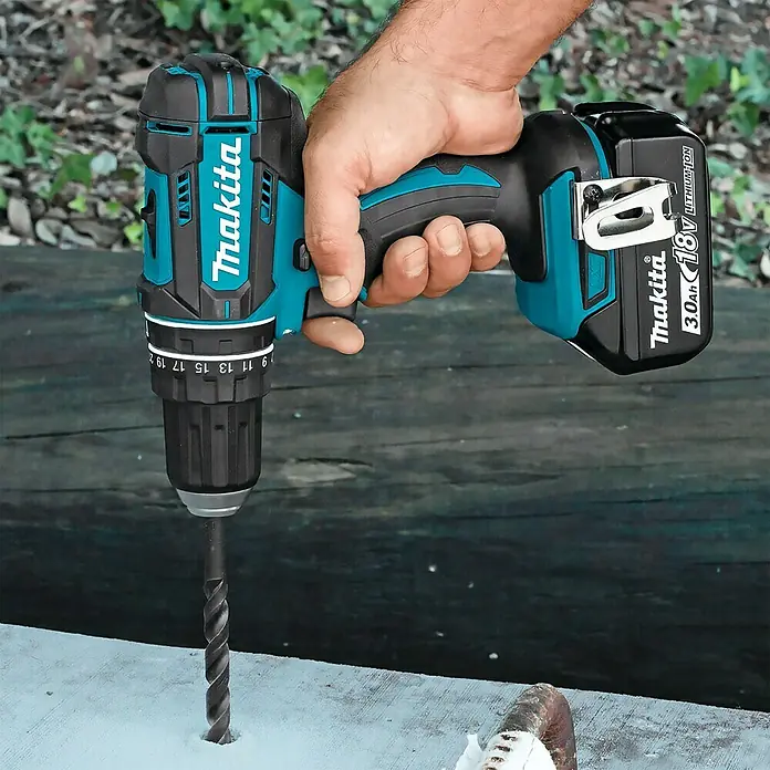 Makita Akku-Schlagbohrschrauber DHP482RF3J - 18 V, 3 Akkus, 3 Ah, Leerlaufdrehzahl: 0 U/min - 1.900 U/min - Anwendungsbeispiel