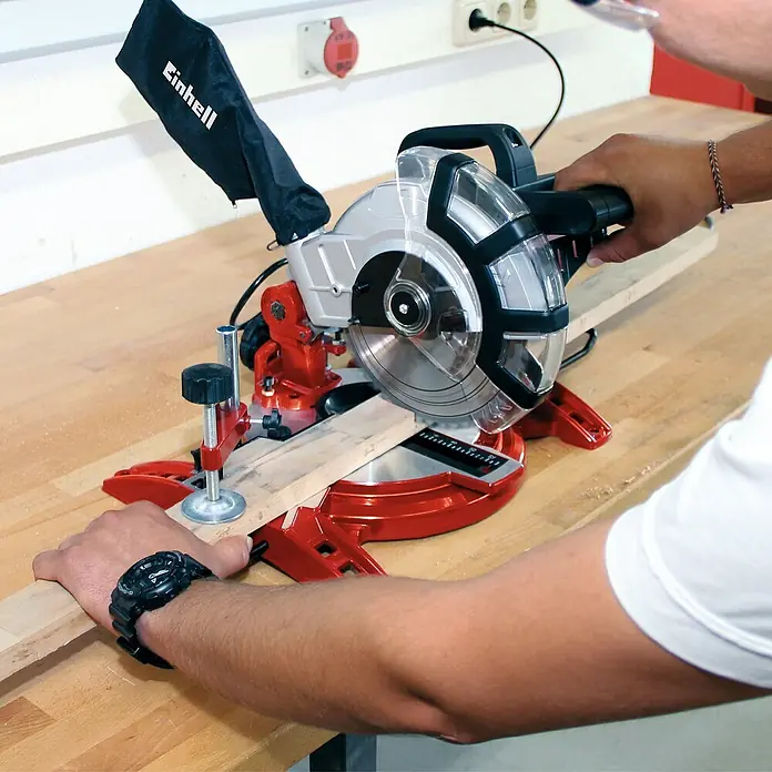 Einhell Kapp- & Gehrungssäge TC-MS 2112 - 1.600 W, Durchmesser Sägeblatt: 210 mm, Leerlaufdrehzahl: 0 U/min - 5.000 U/min - Anwendungsbeispiel