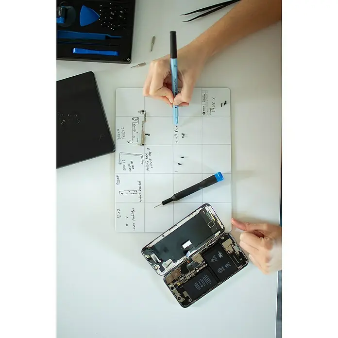 iFixit Unterlagsmatte Magnetic Projekt - L x B x H: 25,4 x 20 x 0,3 cm, Geeignet für: Smartphones - Anwendungsbeispiel