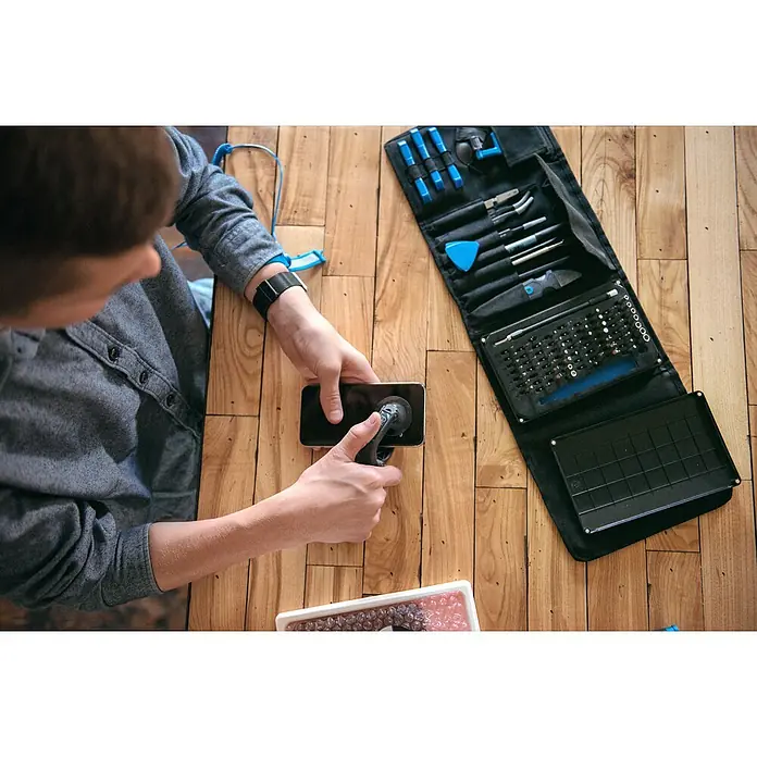 iFixit Werkzeug-Set Pro Tech - 84 -tlg., Geeignet für: Smartphones - Anwendungsbeispiel