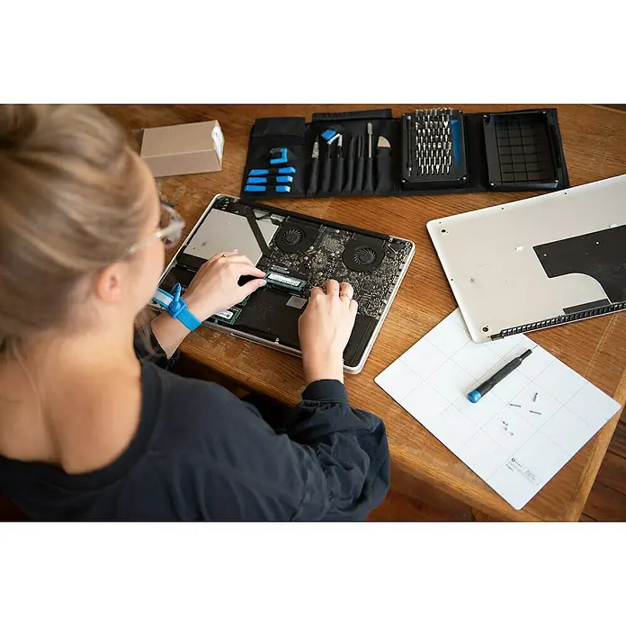 iFixit Werkzeug-Set Pro Tech - 84 -tlg., Geeignet für: Smartphones - Anwendungsbeispiel