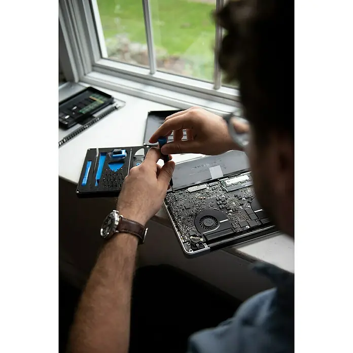 iFixit Werkzeug-Set Essential Electronics - 28 -tlg., Geeignet für: Smartphones - Anwendungsbeispiel