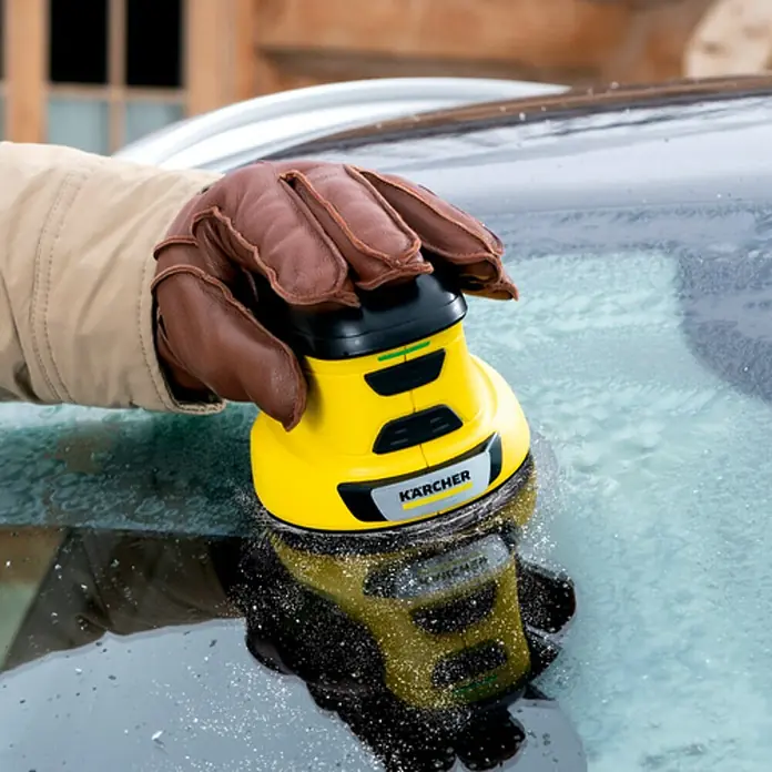 Kärcher Rascador de hielo EDI 4 - Número de revoluciones máx.: 500 r.p.m., Iones de litio, 1 batería - Producto en uso