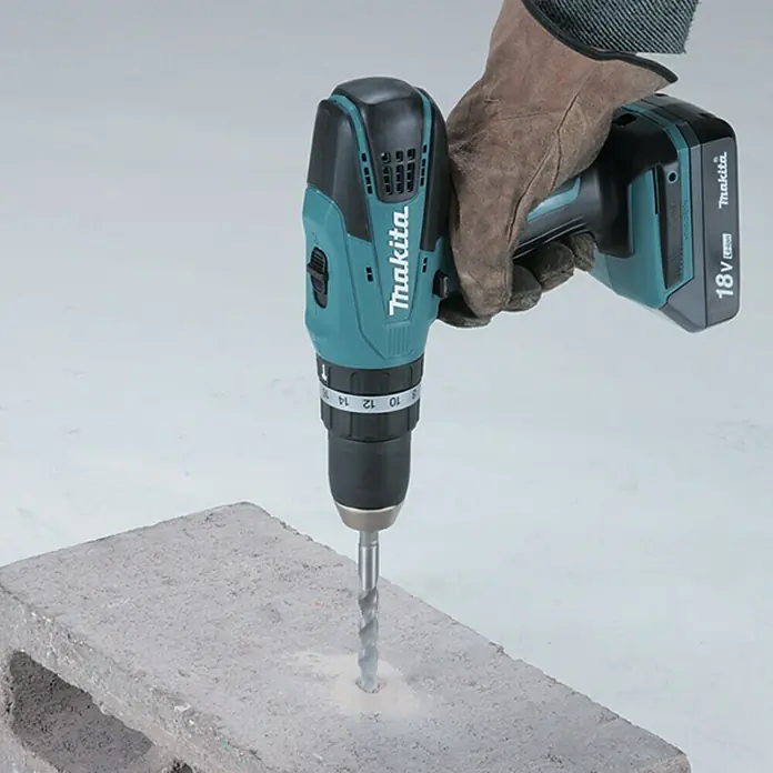 Bosch Taladro atornillador percutor de batería HP457DWE - 18 V, Iones de litio, 1,5 Ah, Número de revoluciones de marcha en vacío: 0 r.p.m. - 1.400 r.p.m. - Producto en uso