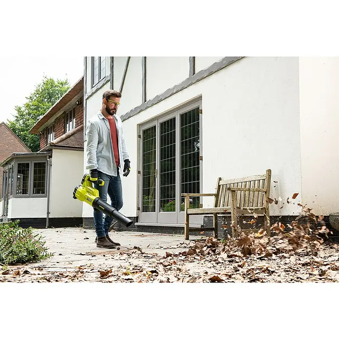 Ryobi ONE+ Akku-Laubbläser RY18BLXB-0 - 18 V, Li-Ionen, Ohne Akku, Luftgeschwindigkeit: 150 km/h - Anwendungsbeispiel