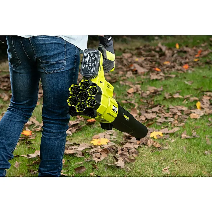 Ryobi ONE+ Akku-Laubbläser RY18BLXB-0 - 18 V, Li-Ionen, Ohne Akku, Luftgeschwindigkeit: 150 km/h - Anwendungsbeispiel