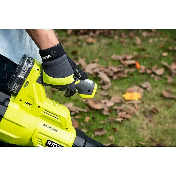 Ryobi ONE+ Akku-Laubbläser RY18BLXB-0 - 18 V, Li-Ionen, Ohne Akku, Luftgeschwindigkeit: 150 km/h - Anwendungsbeispiel