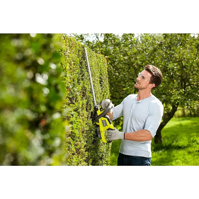 Ryobi ONE+ Akku-Heckenschere RHT184520 - 18 V, Li-Ionen, 2 Ah, Anzahl Akkus: 1 Akku, Schnittlänge: 45 cm - Anwendungsbeispiel