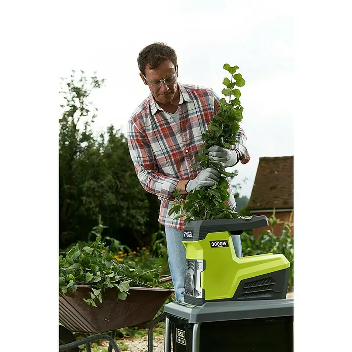 Ryobi Električni stroj za usitnjavanje RSH3045U - 3.000 W, Maksimalan promjer grane: 4,5 cm - Proizvod u upotrebi