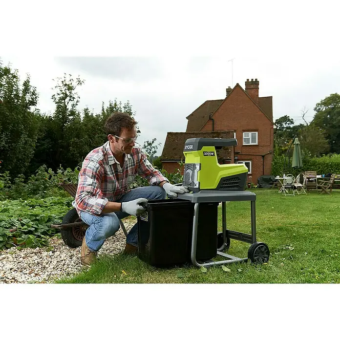 Ryobi Električni stroj za usitnjavanje RSH3045U - 3.000 W, Maksimalan promjer grane: 4,5 cm - Proizvod u upotrebi