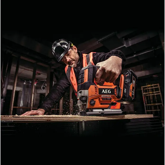 AEG Powertools Akku-Stichsäge BST18BLX-0 - 18 V, Ohne Akku, Leerlaufhubzahl: 0 - 3.500 Hübe/min - Anwendungsbeispiel