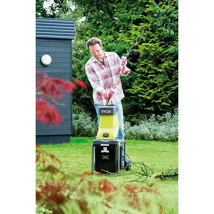 Ryobi Elektro-Leisehäcksler RSH2545B - 2.500 W, Max. Astdurchschnitt: 4,5 cm - Anwendungsbeispiel