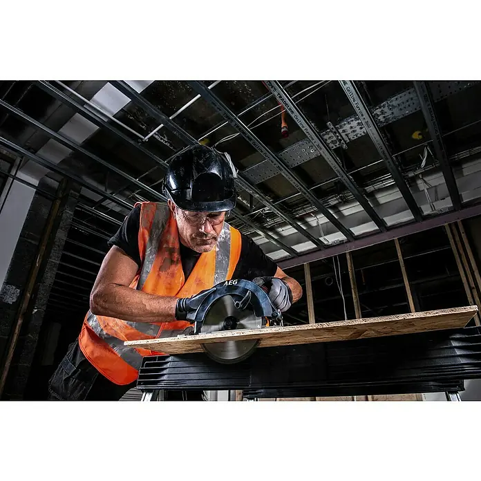 AEG Powertools Handkreissäge KS12-1 - 1.200 W, Sägeblatt: Ø 190 mm, Leerlaufdrehzahl: 0 U/min - 5.000 U/min - Anwendungsbeispiel