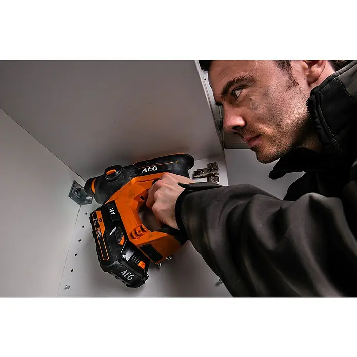 AEG Powertools Akku-Kombihammer BBH18C-0 - 18 V, Ohne Akku, Leerlaufdrehzahl: 0 U/min - 1.300 U/min, Einzelschlagstärke: 1,5 J - Anwendungsbeispiel