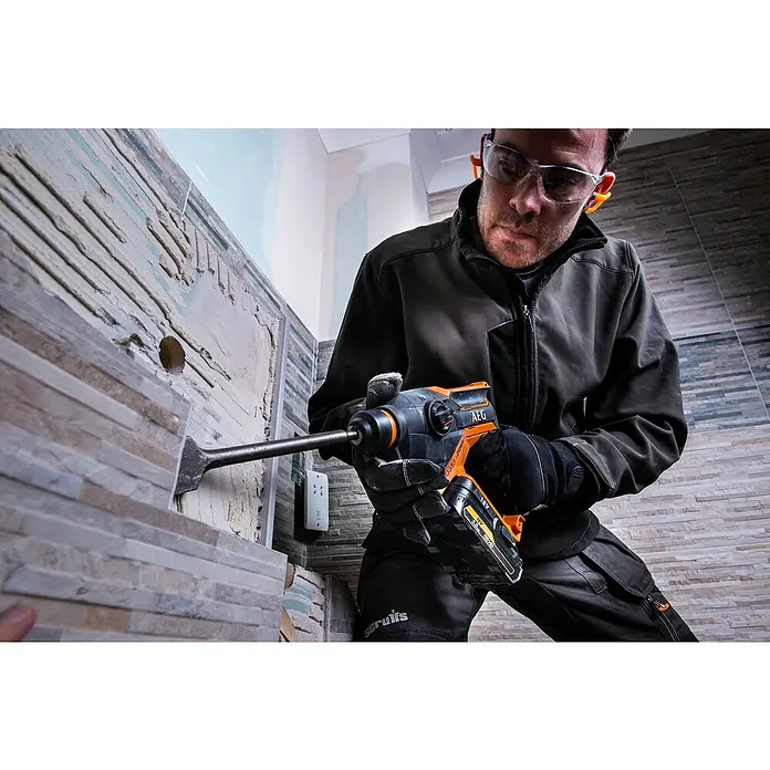 AEG Powertools Akku-Kombihammer BBH18C-0 - 18 V, Ohne Akku, Leerlaufdrehzahl: 0 U/min - 1.300 U/min, Einzelschlagstärke: 1,5 J - Anwendungsbeispiel