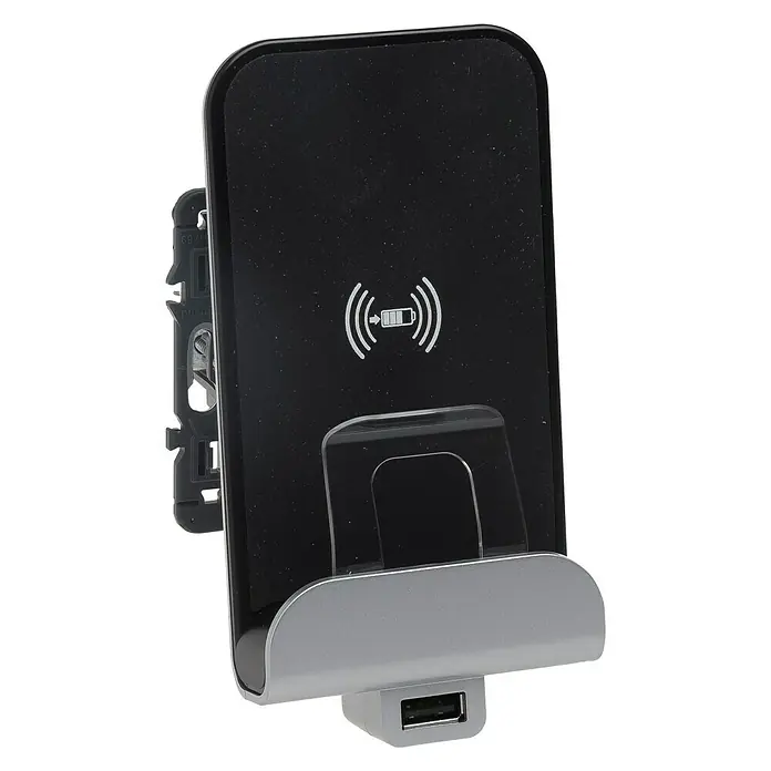 Legrand Valena Next Cargador por inducción + USB - Aluminio, 2 Polos + Toma Tierra - Vista angular