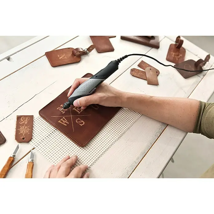 Dremel Multiherramienta Stylo+ - 9 W, 22.000 r.p.m., 16 piezas - Producto en uso