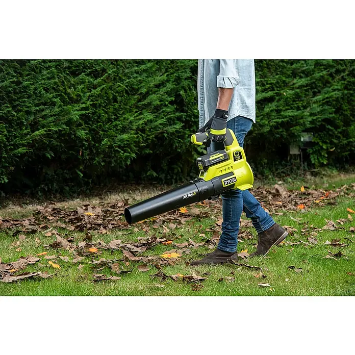 Ryobi ONE+ Akku-Laubbläser RY36BLA-0 - 36 V, Li-Ionen, Ohne Akku, Luftgeschwindigkeit: 152 km/h - Anwendungsbeispiel