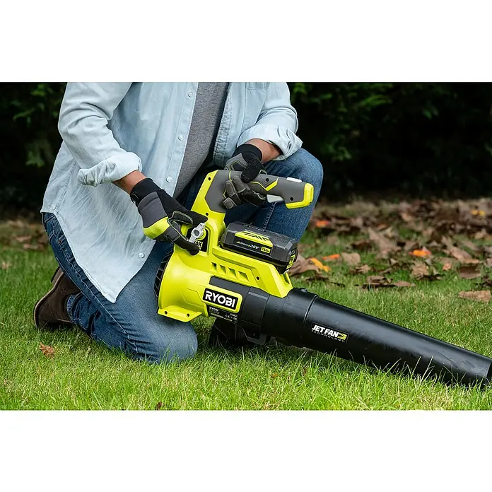 Ryobi ONE+ Akku-Laubbläser RY36BLA-0 - 36 V, Li-Ionen, Ohne Akku, Luftgeschwindigkeit: 152 km/h - Anwendungsbeispiel