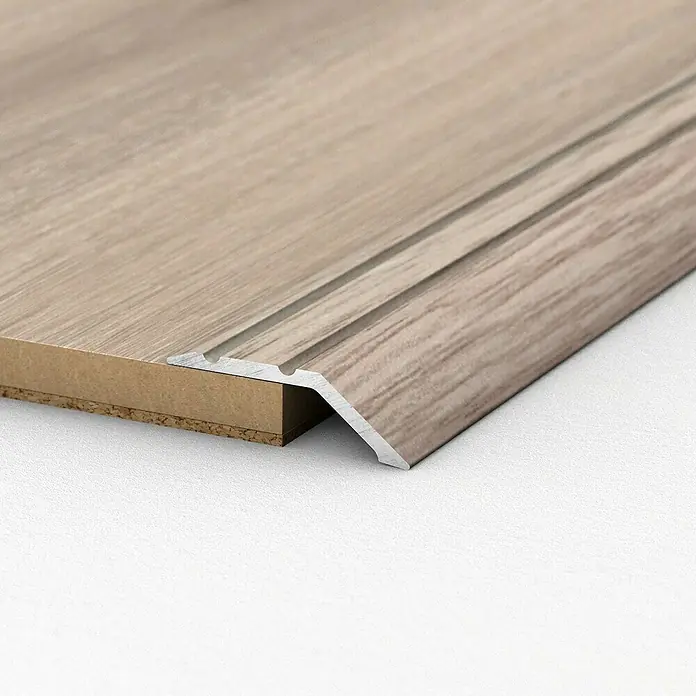 LOGOCLIC Abschlussprofil 146 - Eiche Grau, 0,9 m x 32 mm - Detailaufnahme
