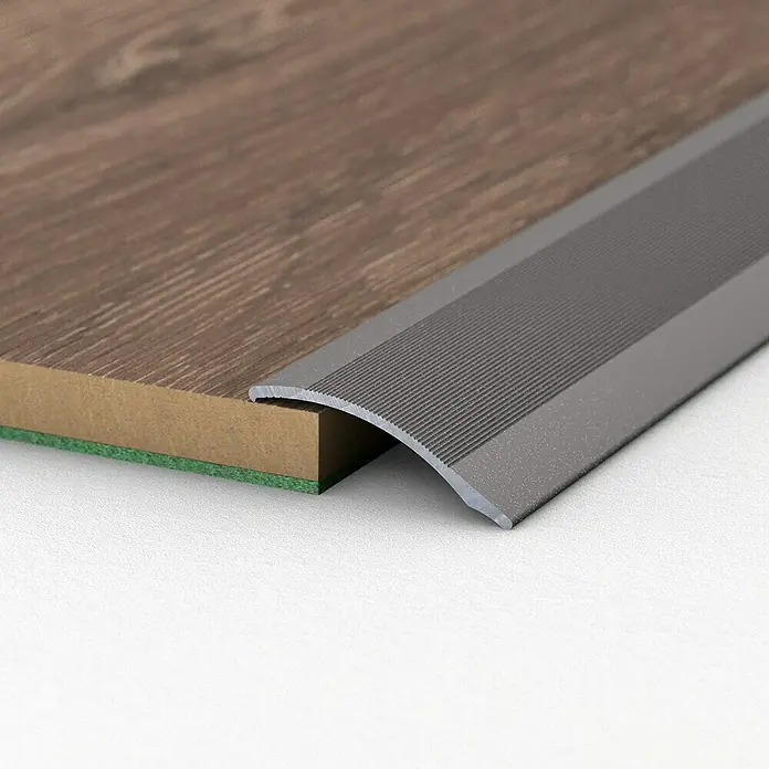LOGOCLIC Anpassprofil 138 - Grau Metallic, 1 m x 38 mm, Montageart: Kleben - Detailaufnahme