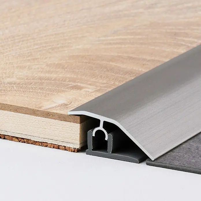 LOGOCLIC Anpassprofil 307 - Aluminium gebürstet, 0,9 m x 44 mm, Montageart: Stecken - Detailaufnahme
