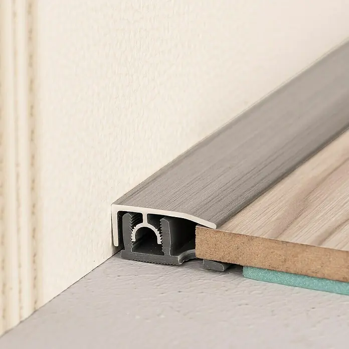 LOGOCLIC Abschlussprofil 313 - Aluminium gebürstet, 0,9 m x 26 mm, Montageart: Stecken - Detailaufnahme