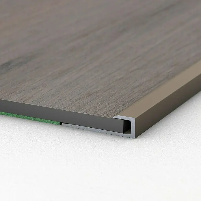 LOGOCLIC Abschlussprofil 143 - Edelstahl matt, 1 m x 27 mm x 7,6 mm, Montageart: Schrauben - Detailaufnahme