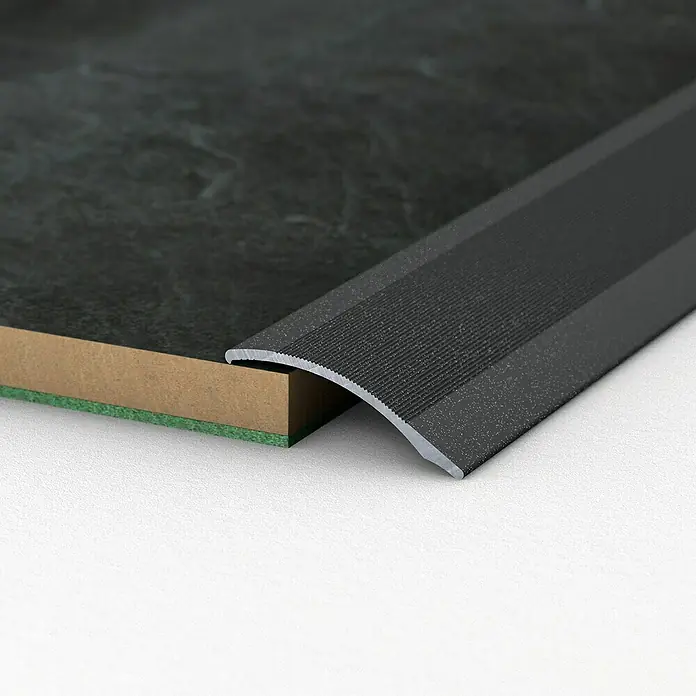 LOGOCLIC Anpassprofil 138 - Anthrazit Metallic, 1 m x 38 mm, Montageart: Kleben - Detailaufnahme