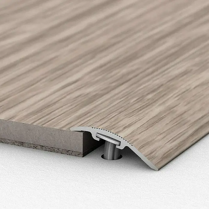 LOGOCLIC Anpassprofil 205 - Eiche Grau, 0,9 m x 37 mm, Montageart: Schrauben - Detailaufnahme