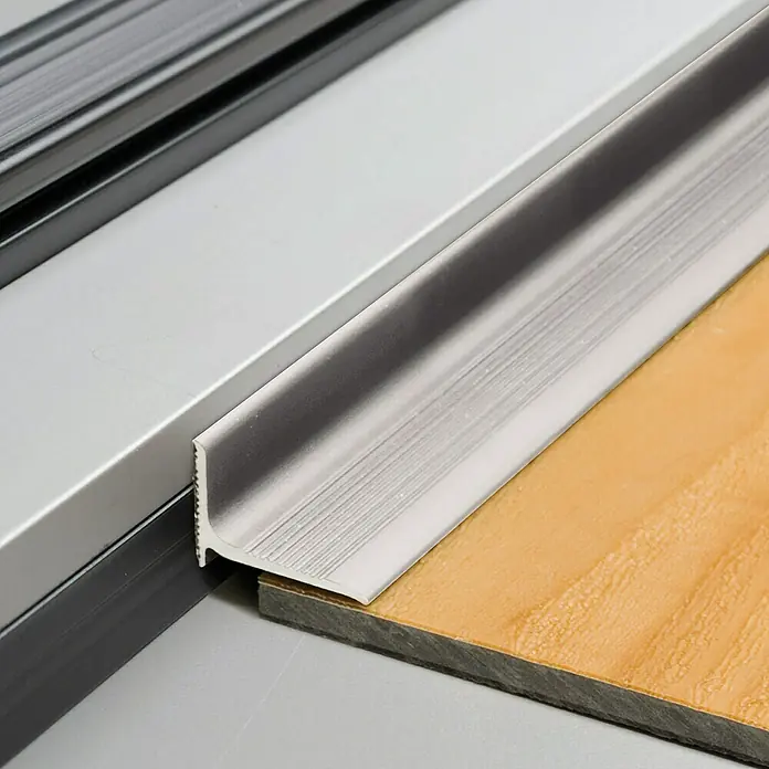 LOGOCLIC Abschlussprofil 290 - Silber, 2,5 m x 20 mm x 13 mm, Montageart: Kleben - Detailaufnahme