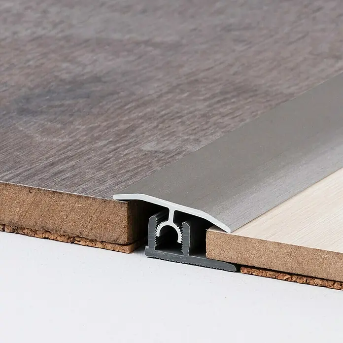 LOGOCLIC Übergangsprofil 303 - Aluminium gebürstet, 0,9 m x 34 mm, Montageart: Stecken - Detailaufnahme