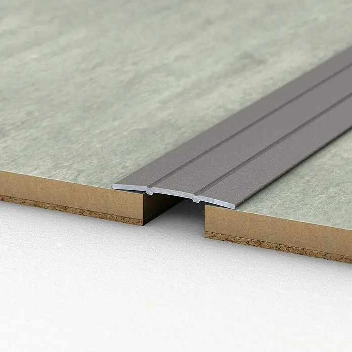 LOGOCLIC Übergangsprofil 132 - Grau Metallic, 1 m x 38 mm x 2,5 mm, Montageart: Kleben - Detailaufnahme