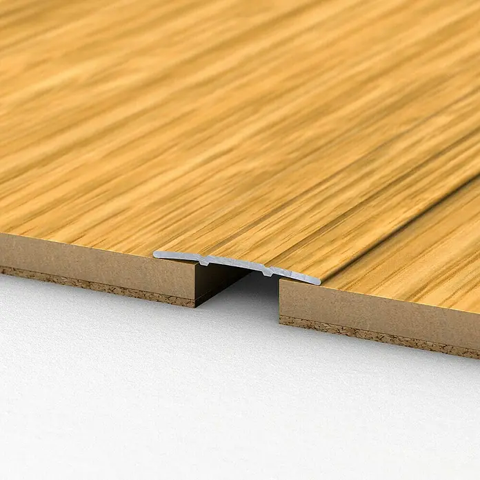 LOGOCLIC Übergangsprofil 132 - Eiche Hell, 1 m x 38 mm x 2,5 mm, Montageart: Kleben - Detailaufnahme