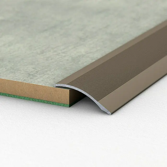 LOGOCLIC Anpassprofil 138 - Edelstahl matt, 1 m x 38 mm, Montageart: Kleben - Detailaufnahme